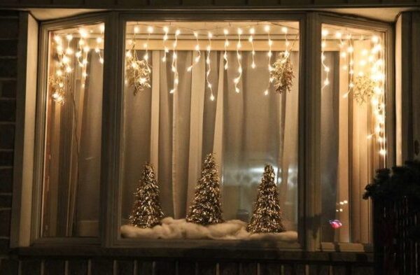 How to decorate windows with lights