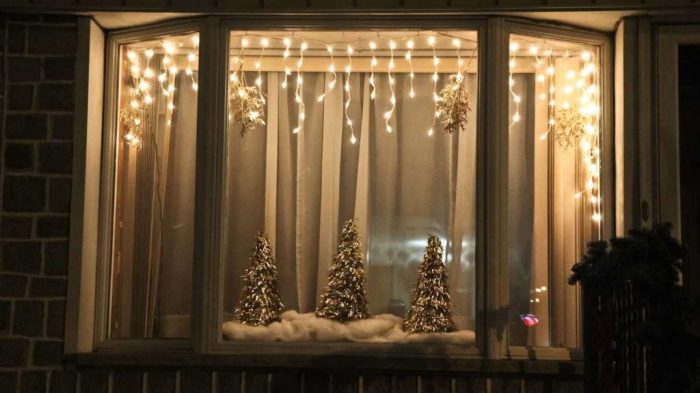 How to decorate windows with lights