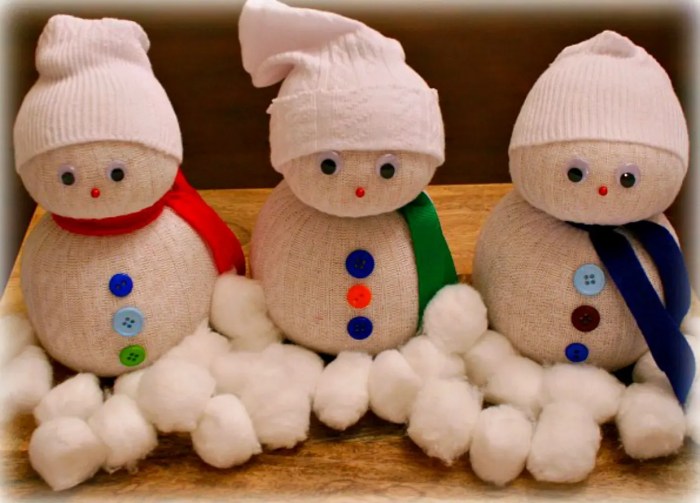 How to make a decoration snowman with socks